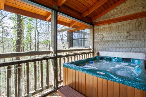 Redtail Retreat with Kids Den Fireplace Hot Tub in Sevierville, USA