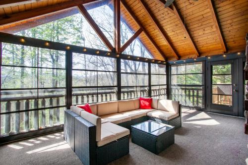 Redtail Retreat with Kids Den Fireplace Hot Tub in Sevierville, USA