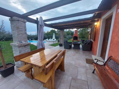 House in nature, Tinjan (Foto 8)