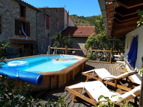 Les Ecuries, traditional stone farmhouse with pool