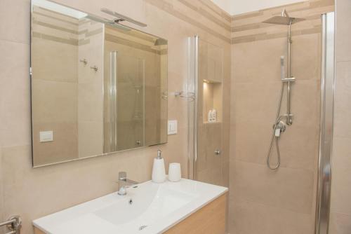 Bathroom, Aqua Sea Relais, Apartment & Pool in Palude Mezzane