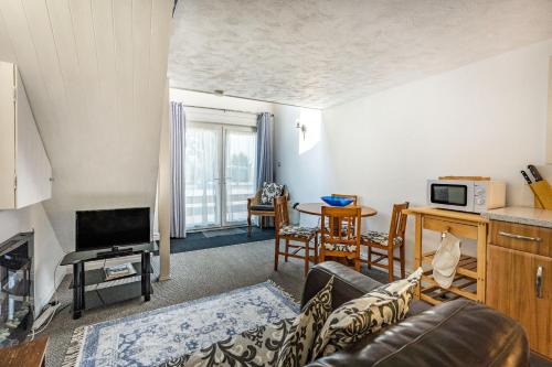 West Sea View No 4 - image 3
