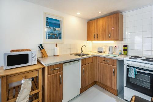 West Sea View No 4 - image 9