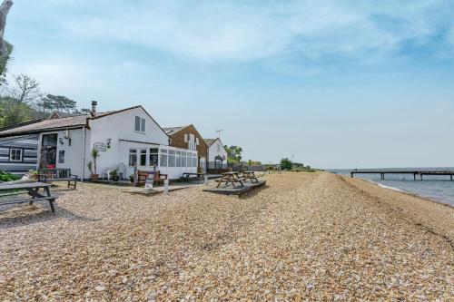 Hotellet från utsidan, West Sea View No 5 in Freshwater North