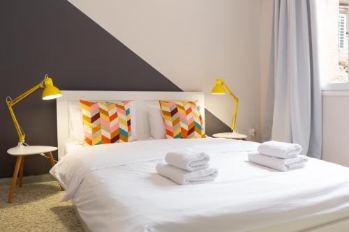 1 queen bed, 1 sofa bed