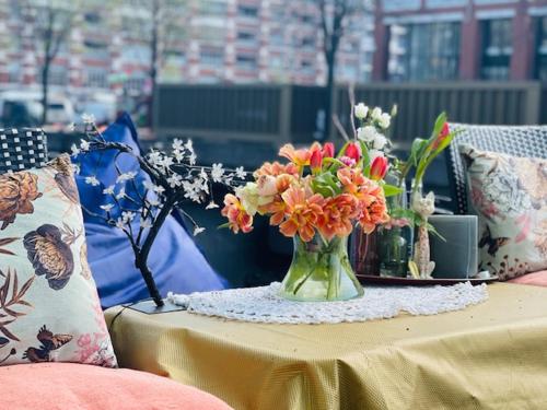  Romantic Houseboat in Amsterdam