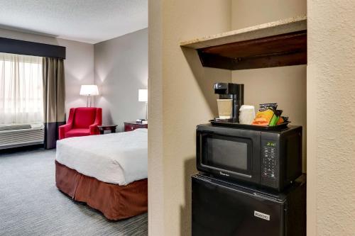 Best Western PLUS University Inn & Suites - image 11