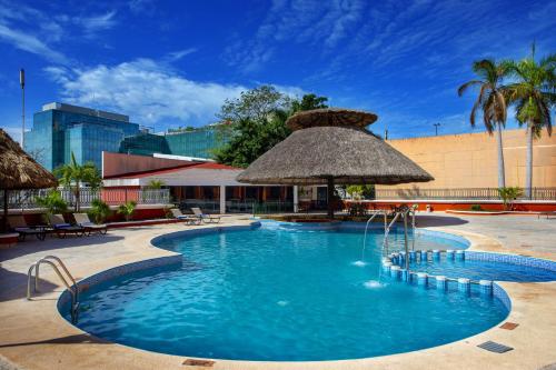 游泳池, 梅里達假日酒店 (Holiday Inn Merida) in 梅里達