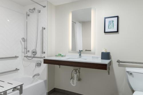 Standard Queen Room with Two Queen Beds and Mobility Accessible Tub