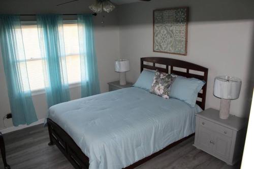 Cheerful 2-Bedroom, 2 bath with private parking