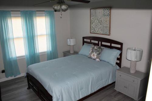 Cheerful 2-Bedroom, 2 bath with private parking