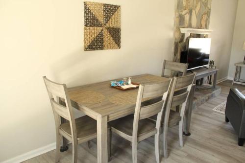 Cheerful 2-Bedroom, 2 bath with private parking