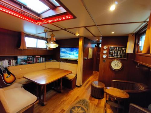 3 bedrooms, 5 beds