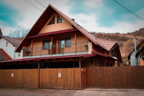 Casa EMY, Praid
