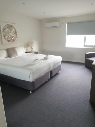 Bed, Carlton Suites in Goulburn