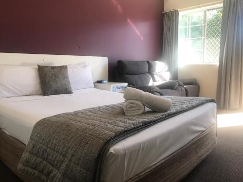 1 queen bed, 3 twin beds