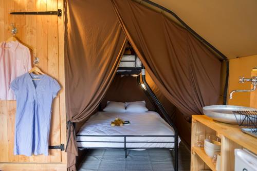 2 double beds, 1 twin bed