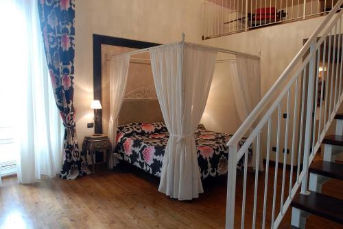 1 queen bed, 1 sofa bed