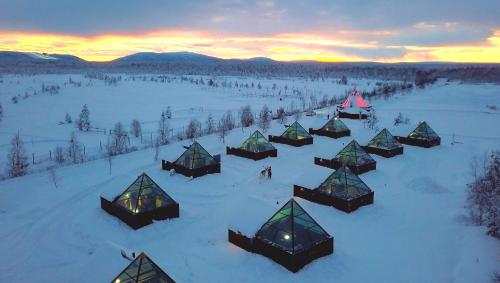 Aurora Pyramid Glass Igloos - Hotel - Köngäs