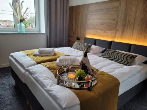 1 queen bed, 2 twin beds