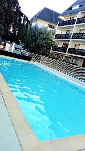 Appartement refait à neuf résidence avec piscine Trouville sur mer 2
