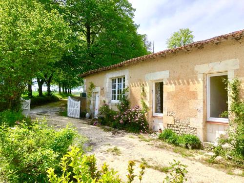 As seen on A New Life in The Sun - Beautiful 3 bedroom cottage with shared pool - Location saisonnière - Montboyer