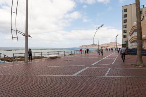 HomeForGuest Moderno Estudio junto a Las Canteras - image 3