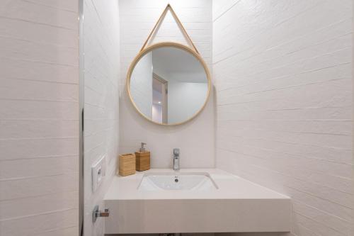 HomeForGuest Moderno Estudio junto a Las Canteras - image 2
