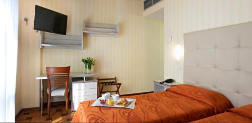 Standard Double Room image 3
