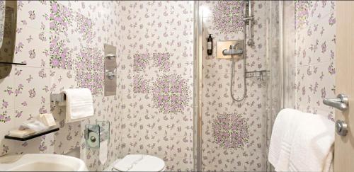 Standard Double Room image 2
