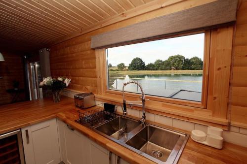 Cambridgeshire Lakes - luxury lodges in a stunning lake location