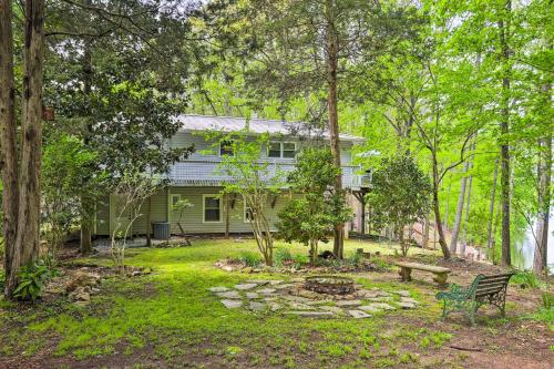 Lakeside Haven with Private Dock Fish and Swim! in Iva, USA