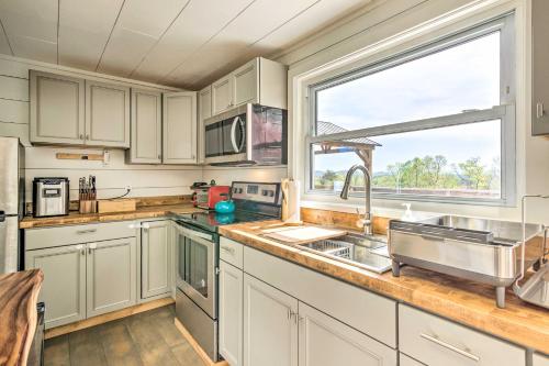 Amenity-Packed Nebo Oasis with Deck and Mtn Views in Nebo, USA