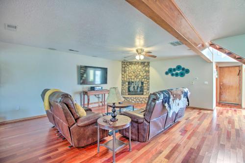 Casa Especial Family Retreat with Pool Table! in Alameda, USA