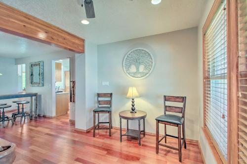 Casa Especial Family Retreat with Pool Table! in Alameda, USA