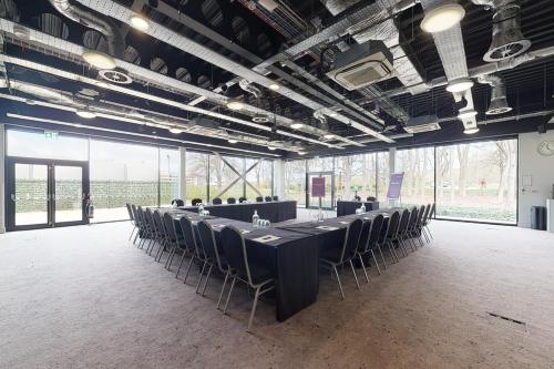 Village Hotel Portsmouth - image 2