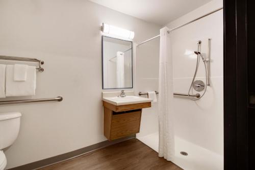 WoodSpring Suites Houston Westchase - 화장실