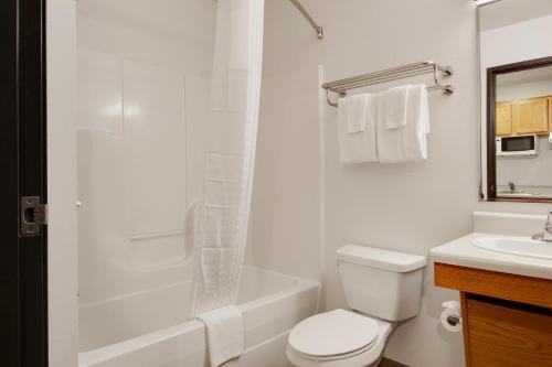 WoodSpring Suites Houston Westchase - 화장실