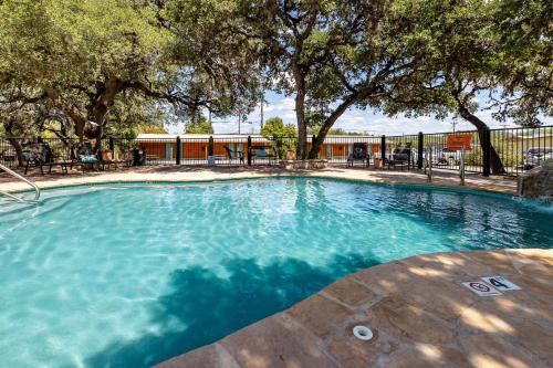Peldbaseins, The Historic Leakey Inn in Rio Frio (TX)