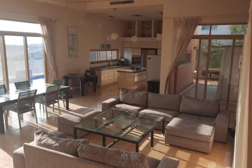 La Villa Toscana: Pool & Elah Valley vineyard view in Aderet