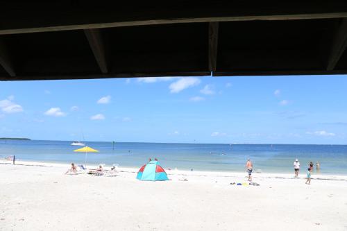 Beautiful New Luxury Townhome with Private Beach and Swimming Pools in Ruskin, USA