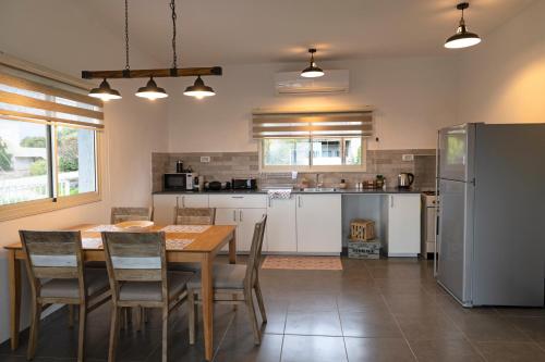 מתחם "חוויה של שקט"- עם בריכה משותפת קרוב לכנרת in Livnim