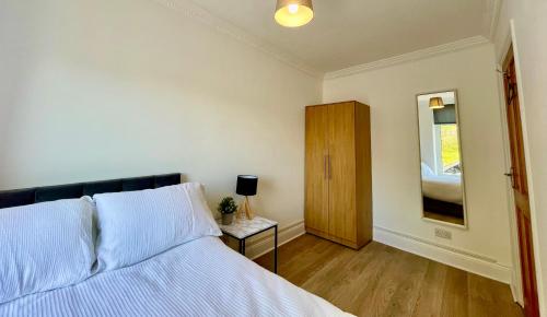 Huge serviced Apartment with FREE PARKING