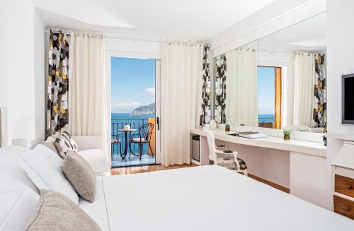 Superior Room with Balcony and Sea View