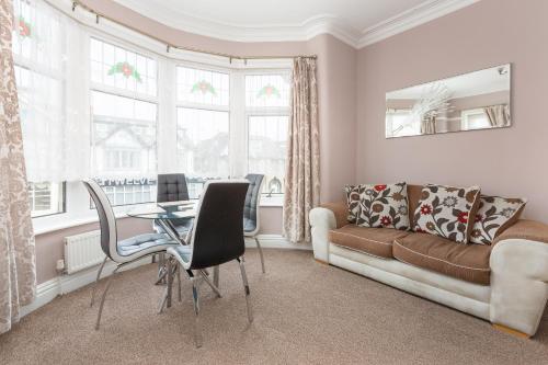 Beachcliffe Holiday Apartments - image 3