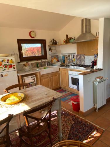 Kitchen, La Casa Rossa nell’Oasi verde in Canale Monterano