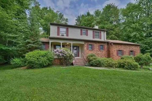 Charming Residential Home with Lots of fun - Blakeslee