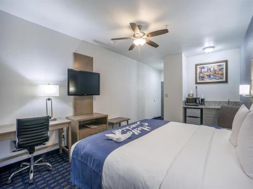 Days Inn & Suites by Wyndham Webster NASA-ClearLake-Houston - image 7