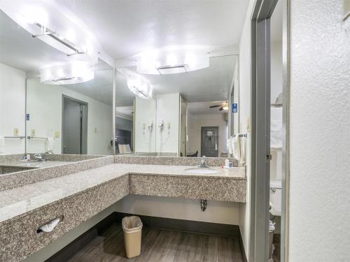 Days Inn & Suites by Wyndham Webster NASA-ClearLake-Houston - image 5