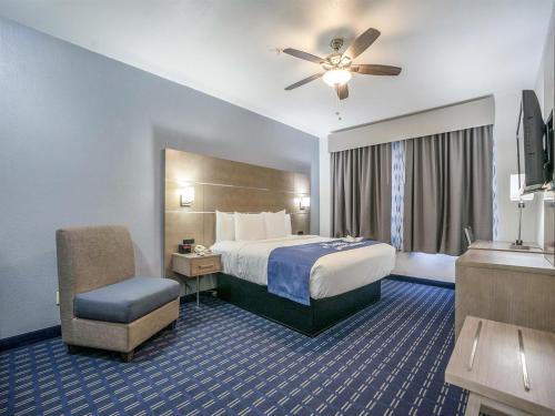 Days Inn & Suites by Wyndham Webster NASA-ClearLake-Houston